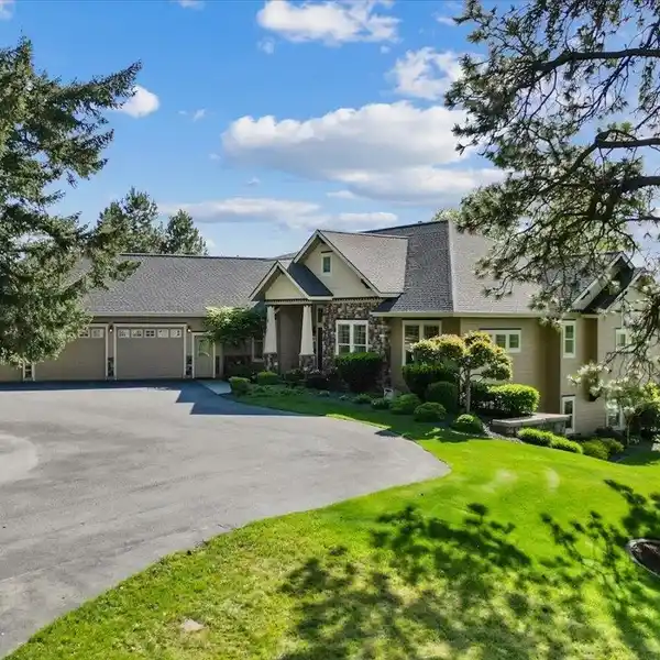 EXTRAORDINARY CUSTOM ESTATE