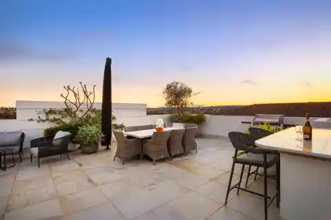 Exclusive Penthouse Above the Shoreline