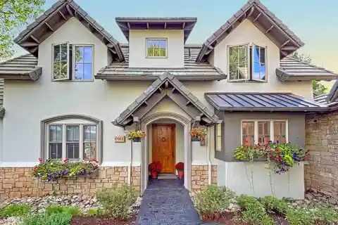 Uniquely Situated Cordillera Kensington Retreat