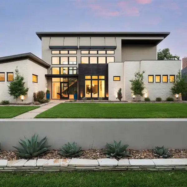 MODERN MASTERPIECE IN PRESTON HOLLOW