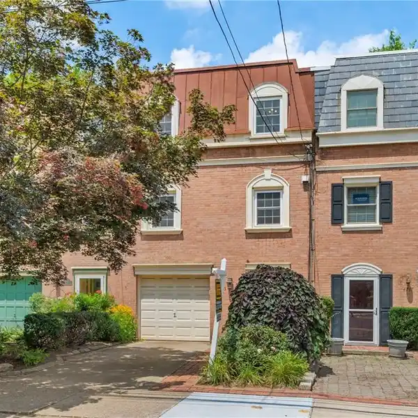 BEAUTIFULLY MAINTAINED TOWNHOME ON A PICTURESQUE STREET