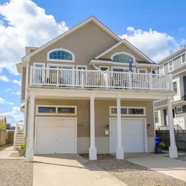 CHARMING 5-BEDROOM TOWNHOME NEAR SHOPS, BEACH, BAY