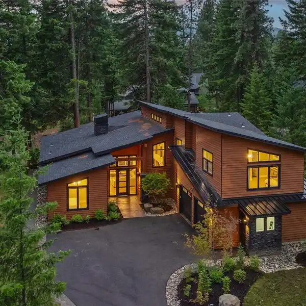 THE PINNACLE OF MOUNTAIN LUXURY