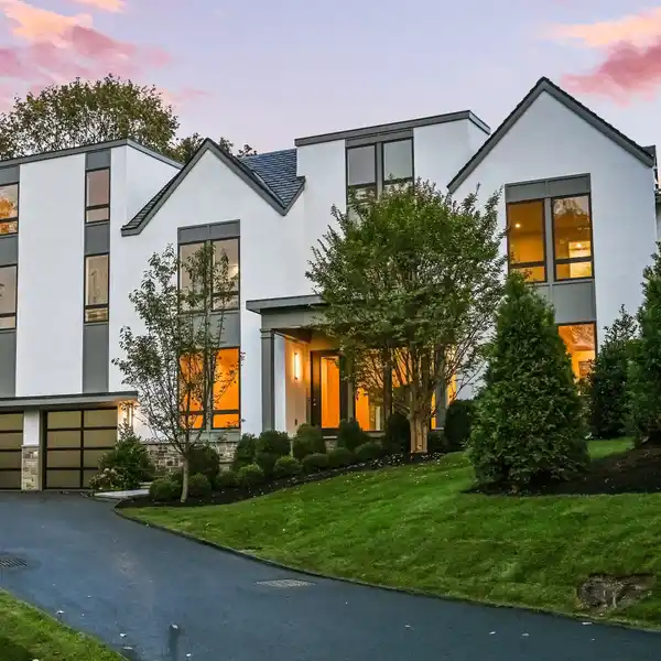 PRIVATE AND ELEGANT NEW CONSTRUCTION