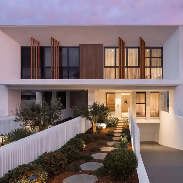 EXPANSIVE DUPLEX WITH FLAWLESS INDOOR-OUTDOOR FLOW