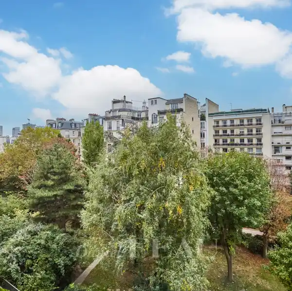 SPACIOUS SOUTH-FACING APARTMENT WITH 31 SQM TERRACE