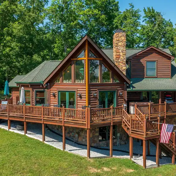 LUXURIOUS LOG CABIN ON OVER 14 ACRES
