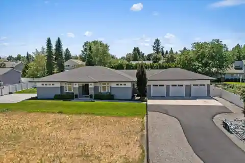 Single-Level Mid-Century Beauty on a Quiet Cul-De-Sac