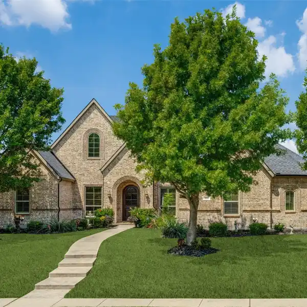 ONE-STORY PAUL TAYLOR CUSTOM HOME