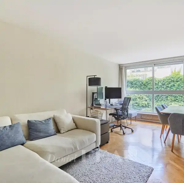 FIRST FLOOR APARTMENT OVERLOOKING A PEACEFUL GARDEN