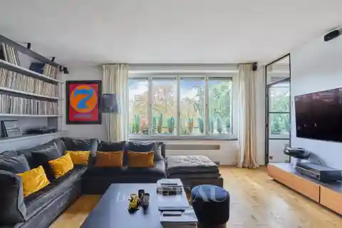 Spacious Apartment Overlooking Avenue Foch