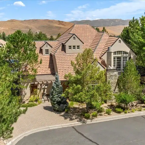 STUNNING RENOVATION IN THE COTTAGES AT MONTREUX