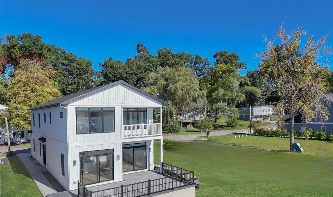 Gorgeous New Construction on Magician Lake