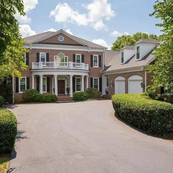 ICONIC NEO-GEORGIAN RESIDENCE