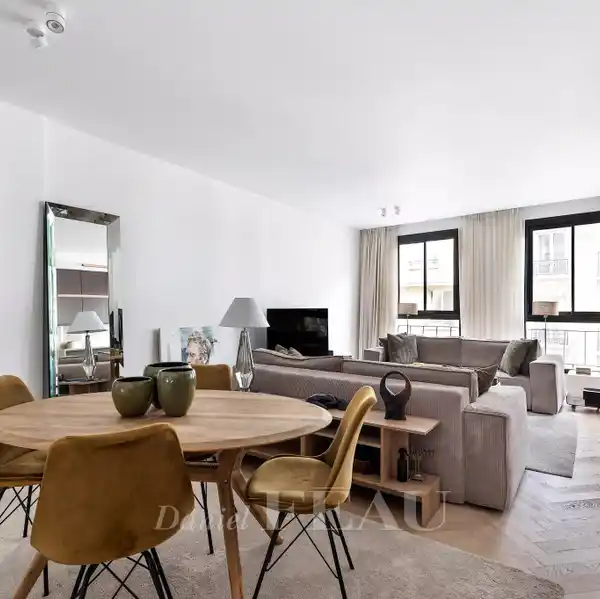 TASTEFULLY RENOVATED PARIS APARTMENT