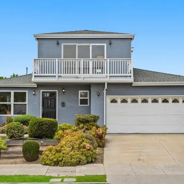 SPACE AND VERSATILITY ON A DOUBLE LOT IN CIRCLES