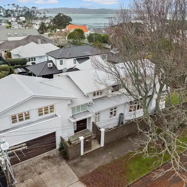 ULTIMATE FAMILY LIVING STEPS FROM BEACH
