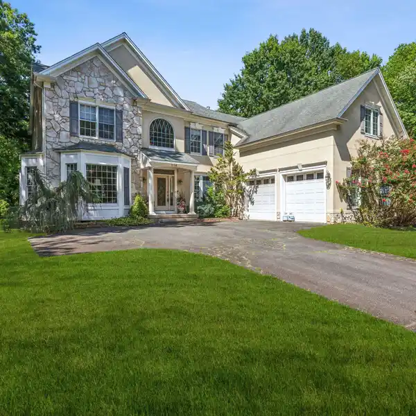 CONVENIENCE AND COMFORT IN A DESIRABLE NEIGHBORHOOD