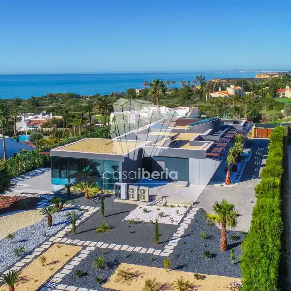 INCREDIBLE SINGLE-LEVEL CONTEMPORARY VILLA