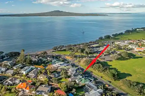 Sun-Filled Coastal Home Near Narrow Neck Beach