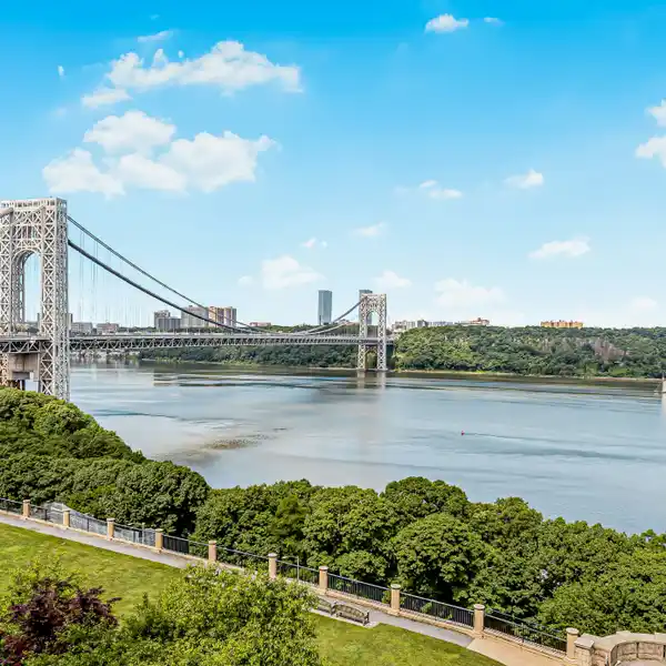 SPACIOUS THREE-UNIT COMBINATION IN IDYLLIC CASTLE VILLAGE