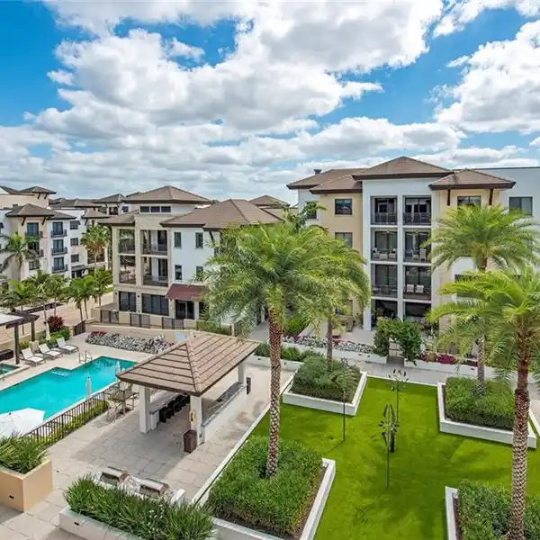 A SEAMLESS TRANSITION INTO THE NAPLES LIFESTYLE