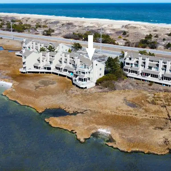 EXTRAORDINARY SOUTH END BAYFRONT TOWNHOME