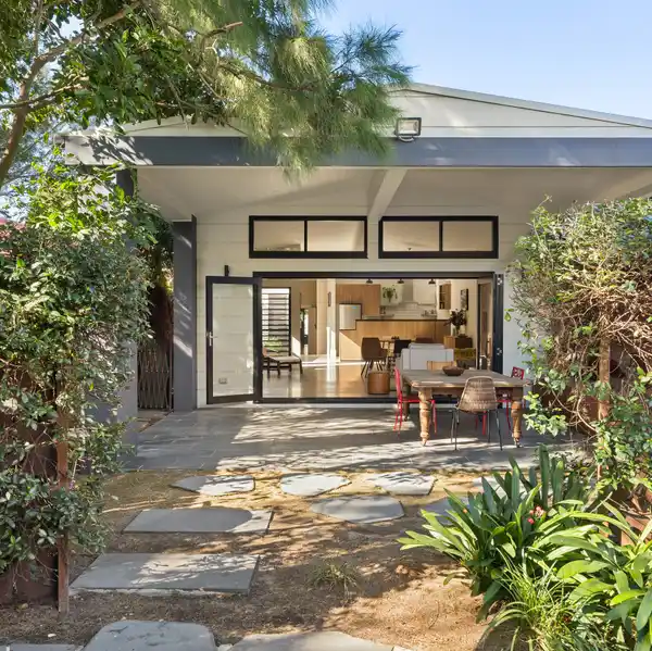 SINGLE-LEVEL FEDERATION HOME ON A DESIRABLE STREET