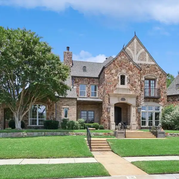 FORMER MODEL IN GATED CLAIREMONT