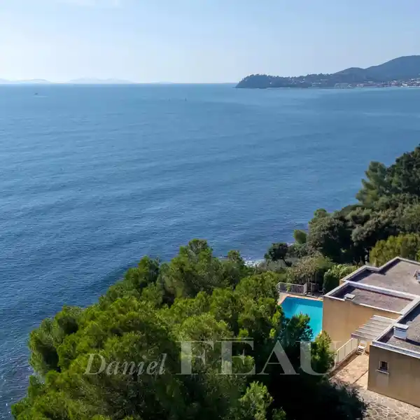 HUGE OPPORTUNITY OVERLOOKING THE SEA