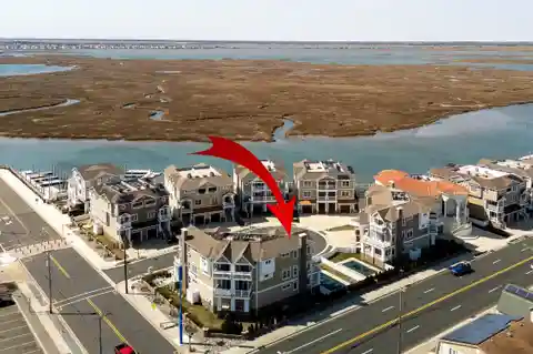 The Bay View Breeze - Stunning Townhome