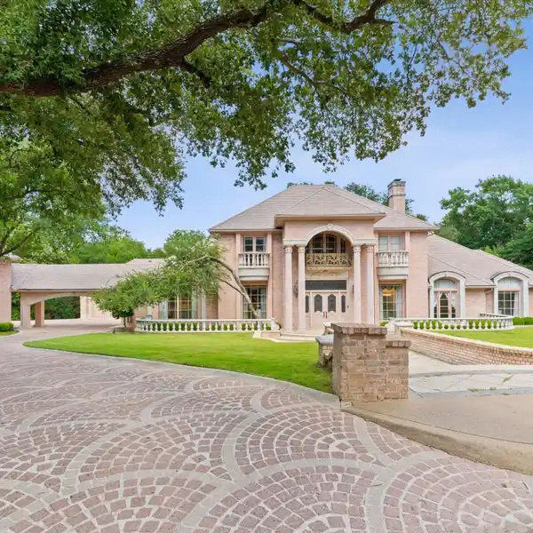 UNFORGETTABLE OFFERING IN PRESTON HOLLOW