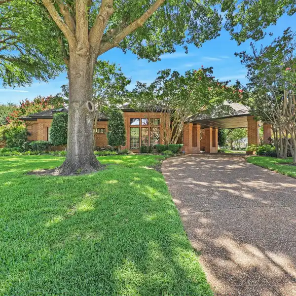 EXCEPTIONAL ESTATE IN THE HEART OF COLLEYVILLE