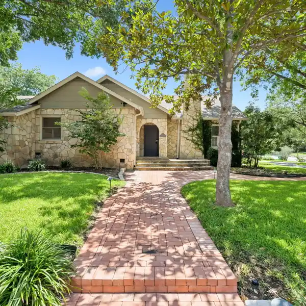 UPDATED ALAMO HEIGHTS GEM WITH TIMELESS APPEAL
