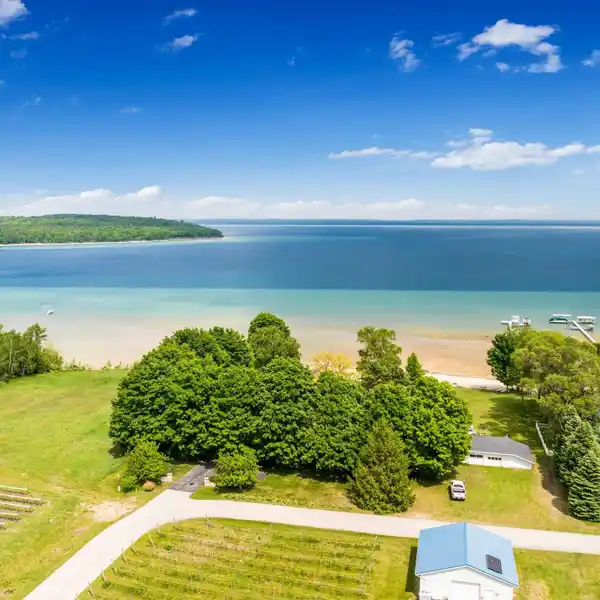 PRIVATE WATERFRONT PARADISE