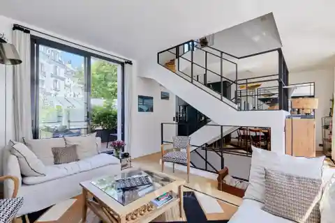 Beautifully Appointed Contemporary Property