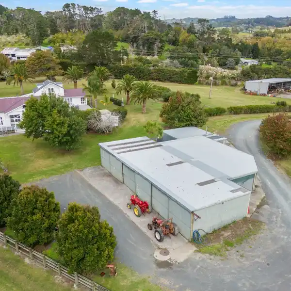 NINE-PLUS-ACRE LIFESTYLE PROPERTY