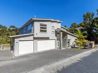 Expansive and Refined Living in Central Greenhithe