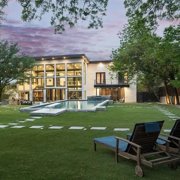 ONE-OF-A-KIND MODERN HOME IN HILLCREST ESTATES