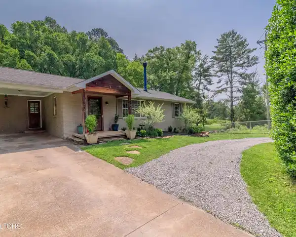 BEAUTIFULLY RENOVATED CLASSIC RANCHER