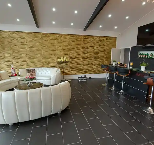VILLA WITH EXCLUSIVE FURNISHINGS IN A FANTASTIC LAKESIDE LOCATION