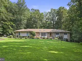 Effortless One-Level Living on a Peaceful Street