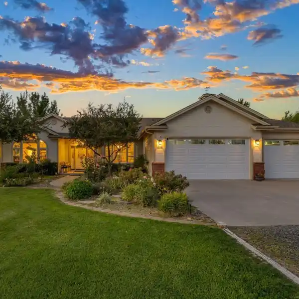 METICULOUSLY MAINTAINED JOHNSON LANE BEAUTY