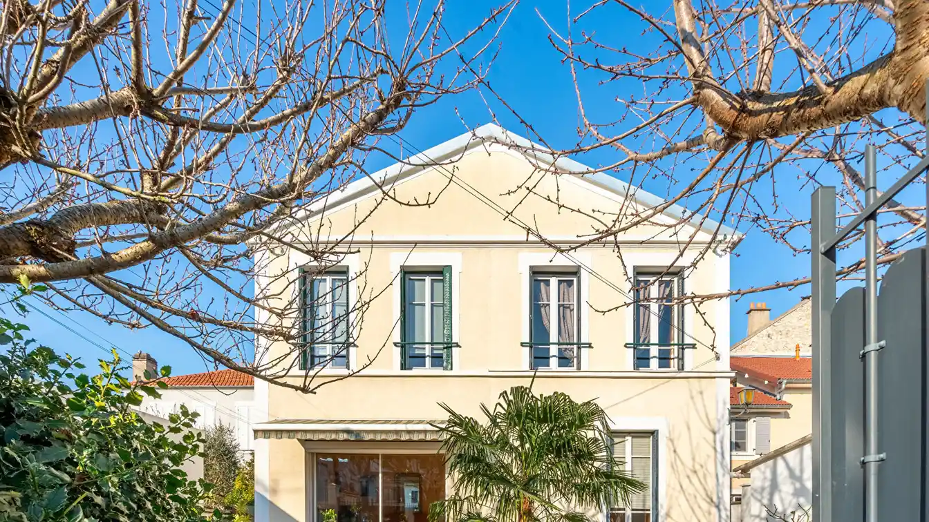 Privileged Living Environment on a Quiet Street