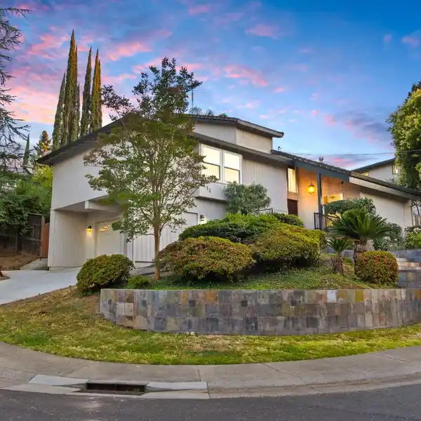 ARCHITECTURALLY INSPIRED ESTATE IN A PRIVATE SETTING