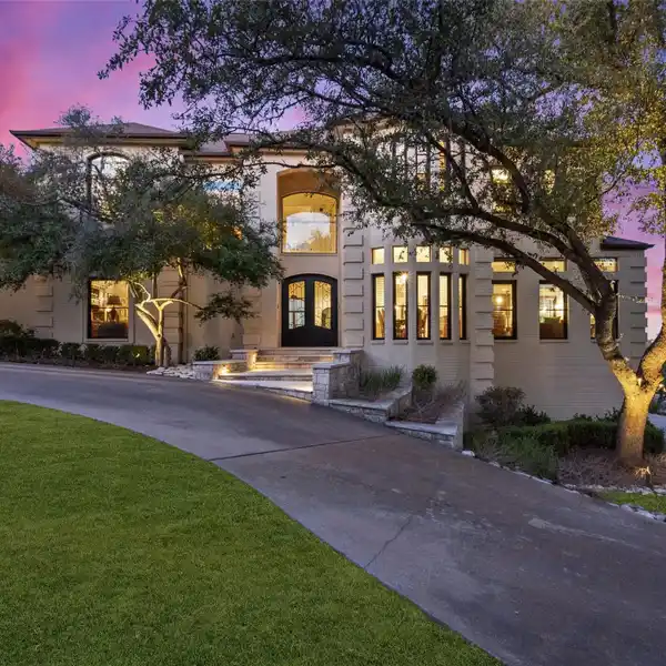 EXCEPTIONAL HOME IN ROB ROY