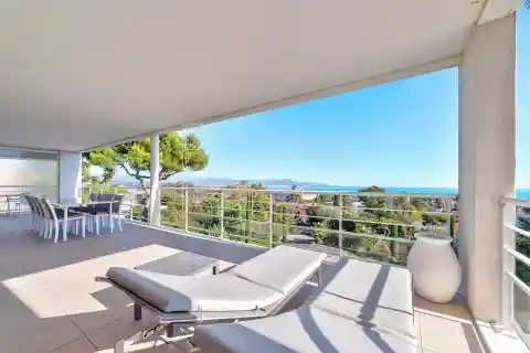 Bright Apartment with Panoramic Sea View