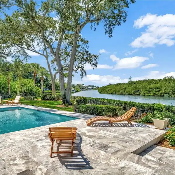 EXCEPTIONAL ESTATE ON A WATERFRONT PENINSULA