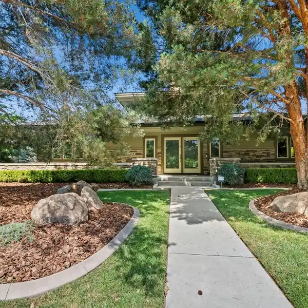 SINGLE LEVEL LUXURY LIVING IN EAGLE’S COVETED LAKEMOOR