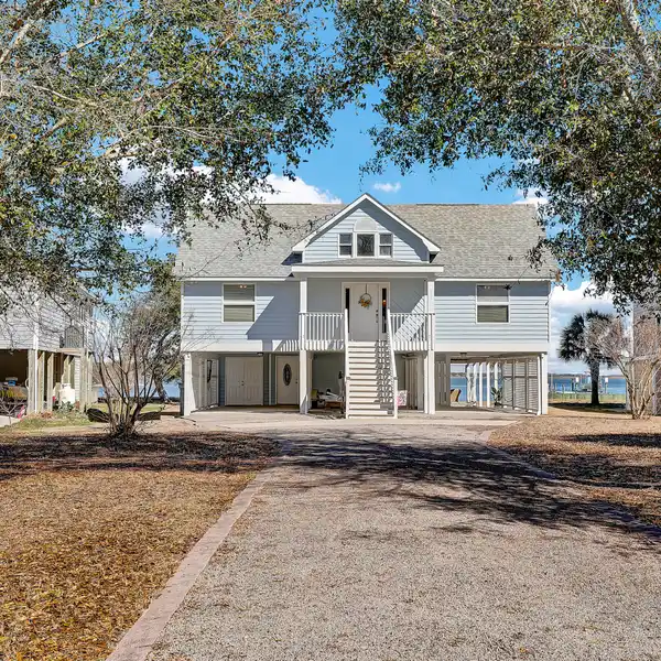 WATERFRONT ESTATE IN A RELAXING GATED COMMUNITY